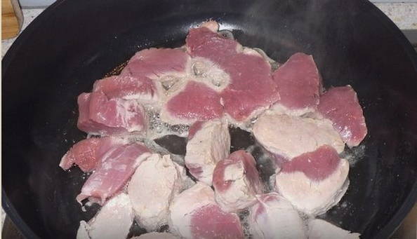 Гуляш из свинины с подливкой на сковороде