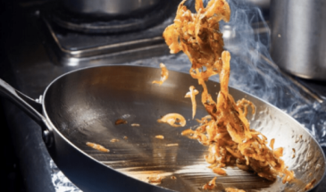 Полезные хитрости: для чего добавлять пищевую соду во время жарки лука