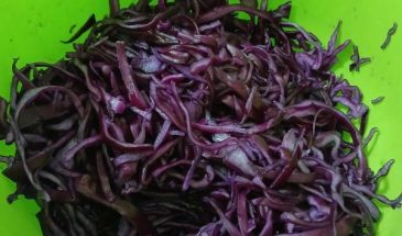 Рецепт: Салат из краснокочанной капусты с горошком и огурцами — Рецепт лёгкого и питательного овощного салата