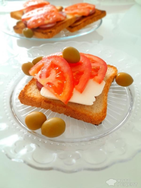 Рецепт: Быстрый бутербродный завтрак — С сыром фета, помидорами и колбасой.