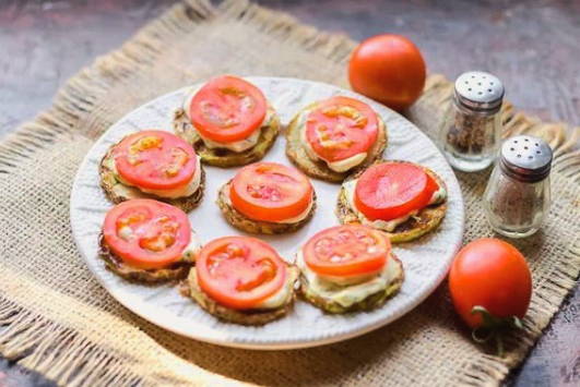 Кабачки с майонезом и чесноком на сковороде