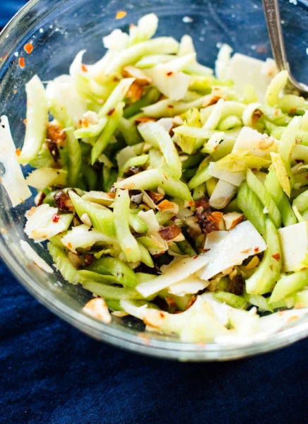 С чем можно совместить сельдерей: приготовьте невероятный салат с финиками и сыром