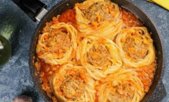 Макаронные гнезда с фаршем на сковороде