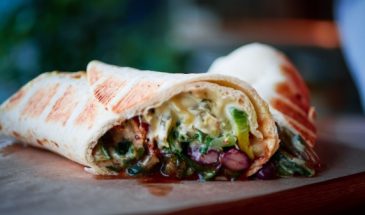 Быстро и невероятно вкусно: как приготовить здоровую шаурму дома
