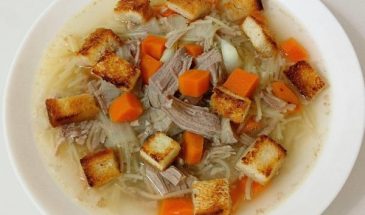 Рецепт: Вермишелевый суп на курином бульоне — С сухариками