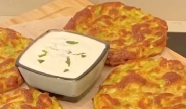Мало калорий и много вкуса: рецепт кабачковых лепешек в духовке на завтрак (видео)
