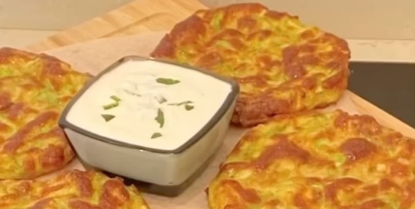 Мало калорий и много вкуса: рецепт кабачковых лепешек в духовке на завтрак (видео)