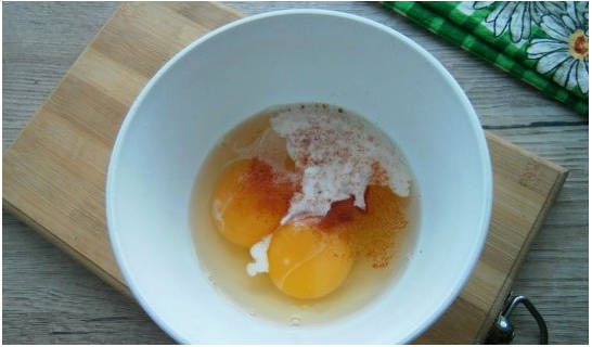 Стручковая фасоль с яйцом на сковороде