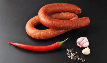 Точные пропорции воды, мяса и специй: как приготовить копченую домашнюю колбасу