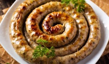 Сочное украшение пасхальной корзины: простой рецепт домашней колбасы из курицы