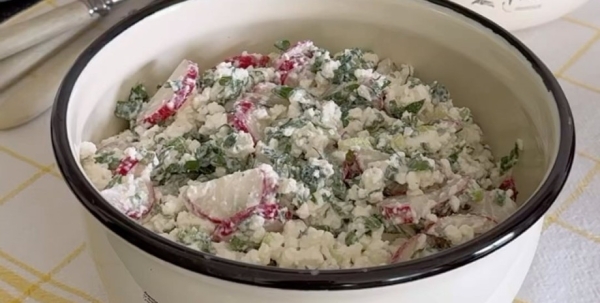 Салат с редисом и творогом: рецепт легкого весеннего блюда