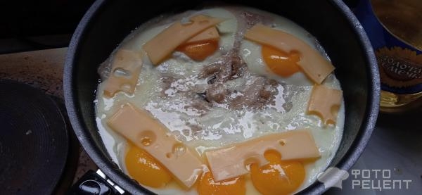 Рецепт: Яичница с беконом и сыром на сковороде - Быстрый и вкусный завтрак