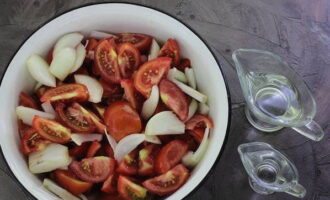 Помидоры дольками с луком и маслом на зиму