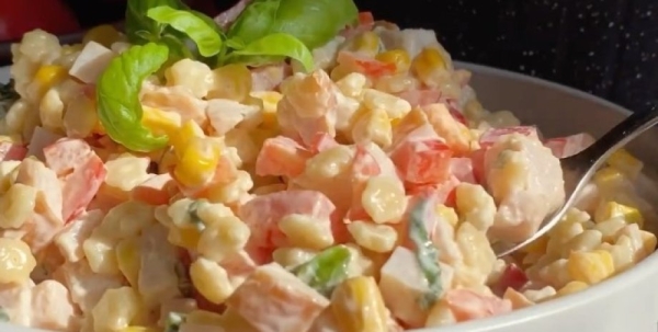 Сытно и просто: как приготовить итальянский салат с макаронами и ветчиной