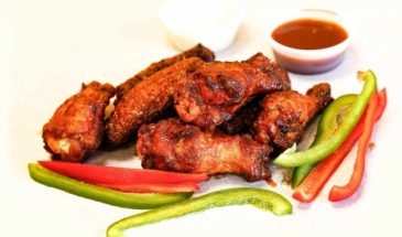 Вкусно и дешево: как замариновать куриные крылышки и голени для гриля