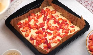 Мягкий и нежный клубничный пирог на молоке. Рецепт на скорую руку