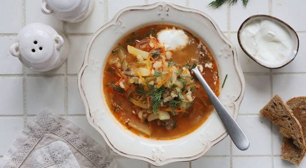 Рассольник с перловкой и солеными огурцами классический