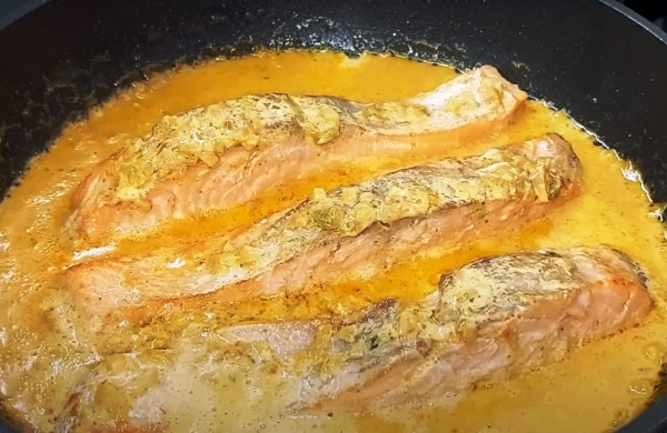 Так рыбу готовлю только по праздникам. Тушёная форель в сметанном соусе