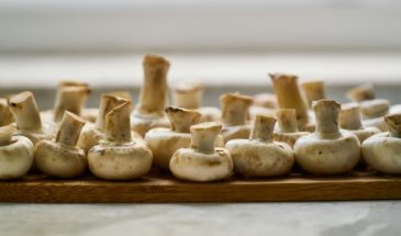 Вкусная закуска за 10 минут: простой рецепт роскошных маринованных шампиньонов