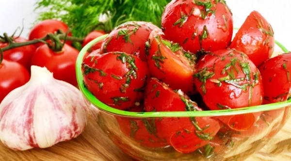 Готовлю по этому рецепту всё лето. Невероятно вкусная закуска из помидоров