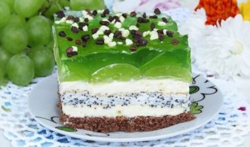 Бисквитный маковый торт с виноградом