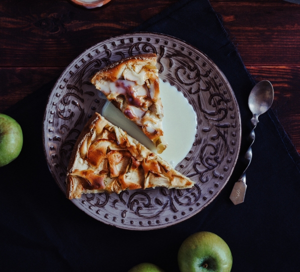 Как приготовить идеальное тесто для яблочного пирога: рецепт карамельной шарлотки