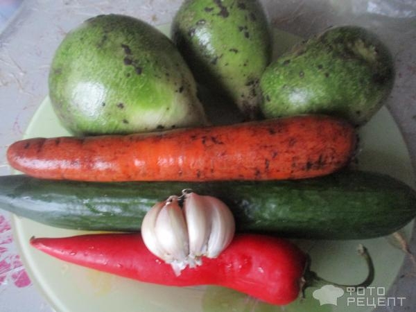 Рецепт: Салат из зеленой редьки — с морковью и огурцом