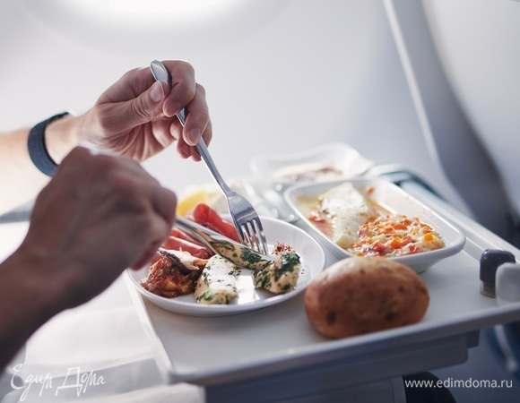 Глаз не сомкнете: названа еда, от которой стоит отказаться во время полета
