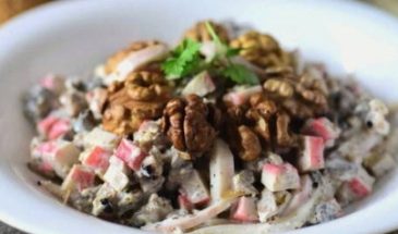 Салат с кальмарами и крабовыми палочками