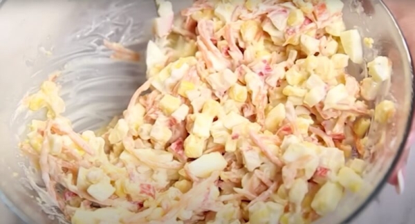 «Морской каприз» — самый быстрый салат с крабовыми палочками. Рецепт за 5 минут