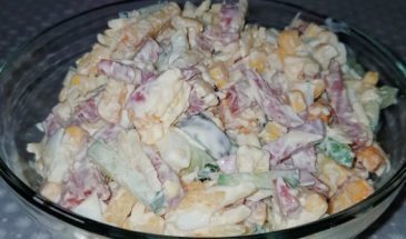 Салат с сухариками и колбасой. Вкусный, оригинальный и очень сытный
