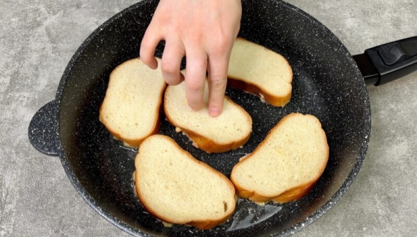 Бутерброды готовлю без сыра и колбасы. На каждую сторону выкладываю вкусную начинку и обжариваю