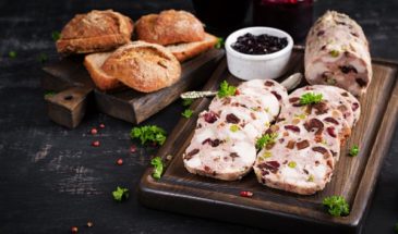 Вкуснее, чем колбаса и паштет: готовим нежный куриный террин с горошком