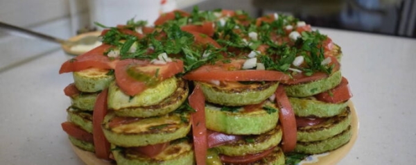 Рецепт быстрого и вкусного приготовления кабачков на сковороде с помидорами и чесноком майонезом сыром