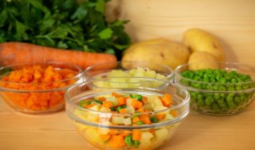 Салат «Оливье», но не совсем: рецепт популярного блюда в польском стиле