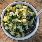 Дешево и мгновенно готово: летний салат из молодого картофеля