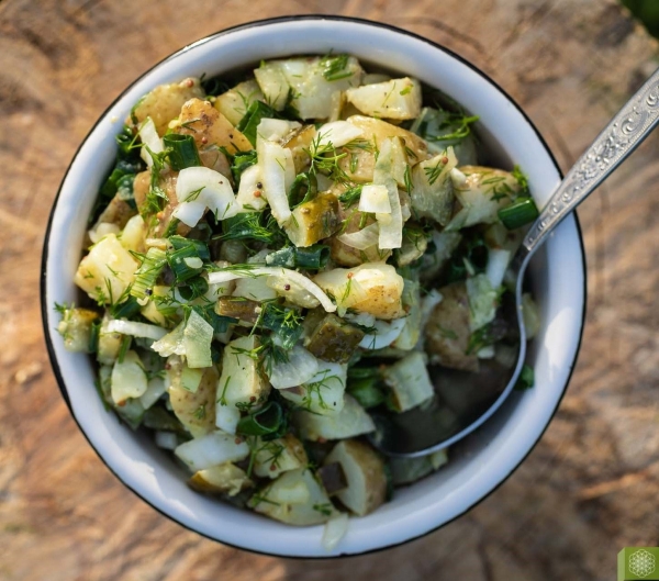 Дешево и мгновенно готово: летний салат из молодого картофеля