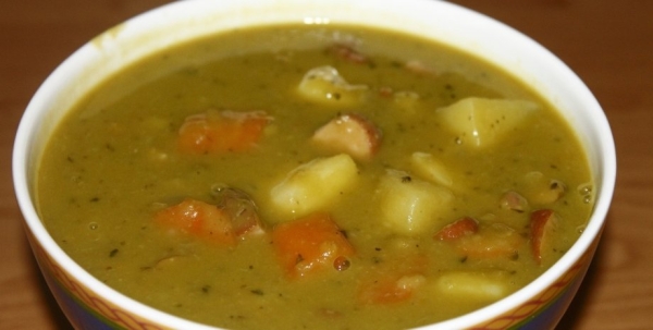 Питательно и полезно: вкусный гороховый суп с секретом