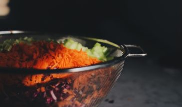 Неприлично быстро: рецепт очень вкусного салата из 3 ингредиентов за 5 минут