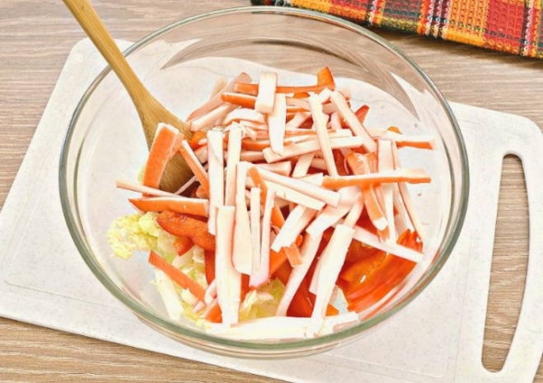 Салат с крабовыми палочками и кукурузой классический
