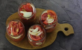 Помидоры дольками с луком и маслом на зиму