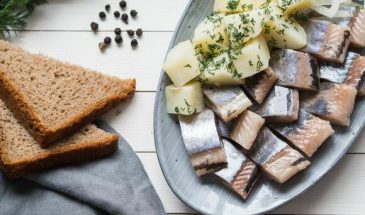 Доктор Королева сообщила, кому опасно есть селедку