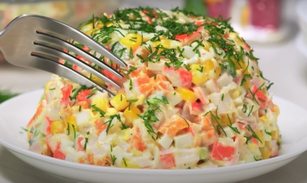 Крабовый салат «Классический». Как приготовить его правильно и вкусно: простой рецепт