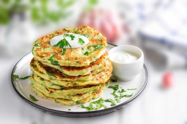 Кабачковые оладьи с курицей