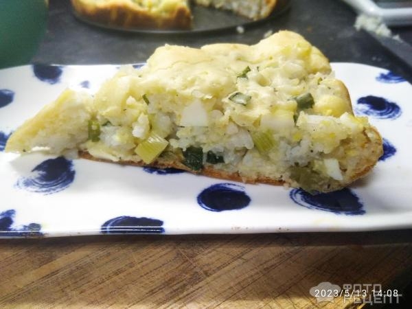 Рецепт: Заливной пирог с яйцом, рисом и знленым луком — Низкий пирог на один раз