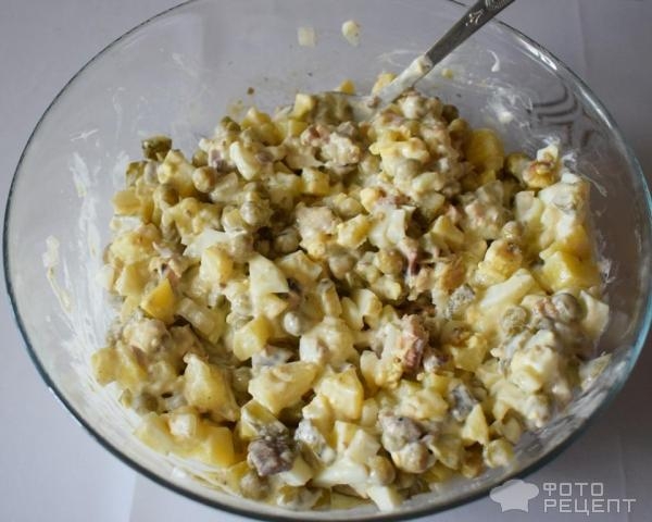 Рецепт: Салат с консервированной сайрой - и маринованными огурцами