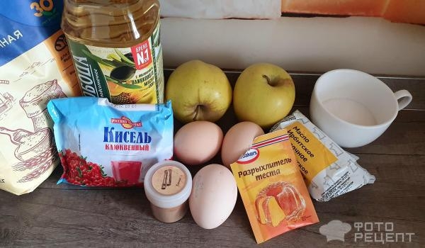 Рецепт: Пирог из киселя - Шарлотка из сухого киселя с карамельными яблоками