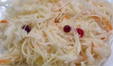 Как приготовить салат из квашеной капусты: простой рецепт от повара