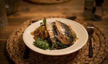 Изысканное блюдо за маленькие деньги: рецепт скумбрии на картофеле с чесноком