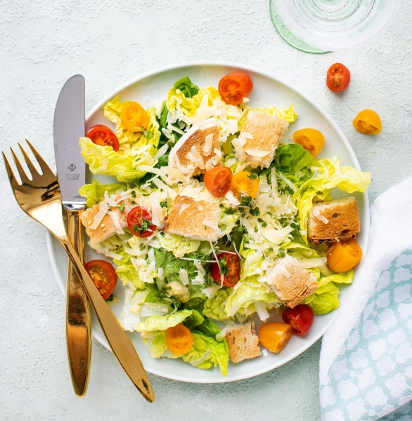 Попробуйте что-то новое: оригинальный рецепт салата с курицей, лапшой и апельсином